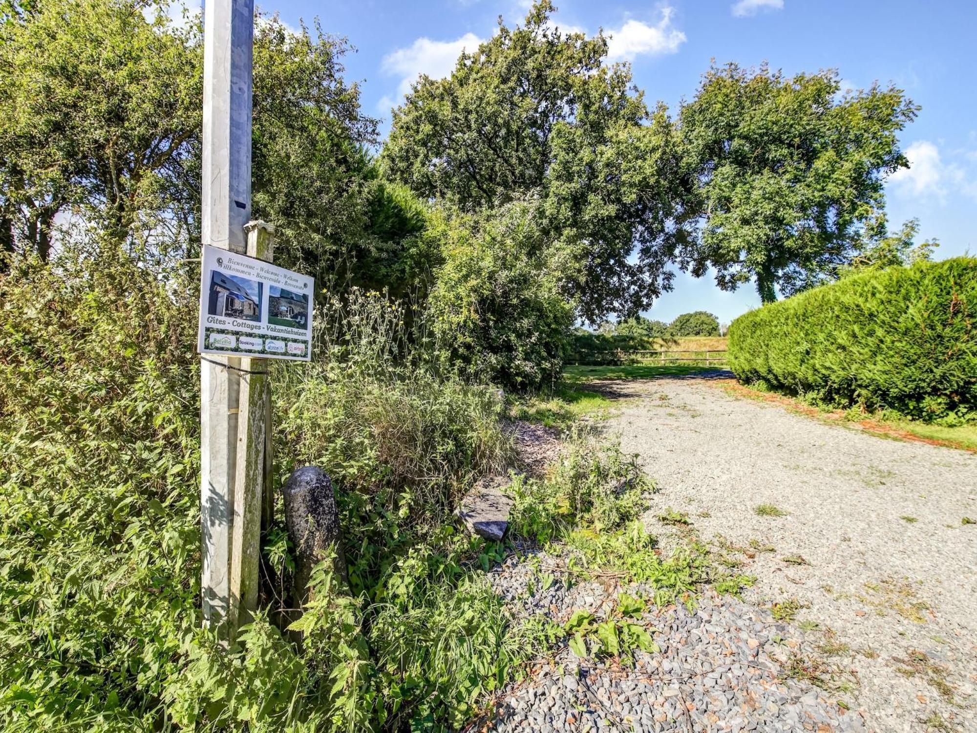 Holiday Home With Garden In Brainville Екстериор снимка