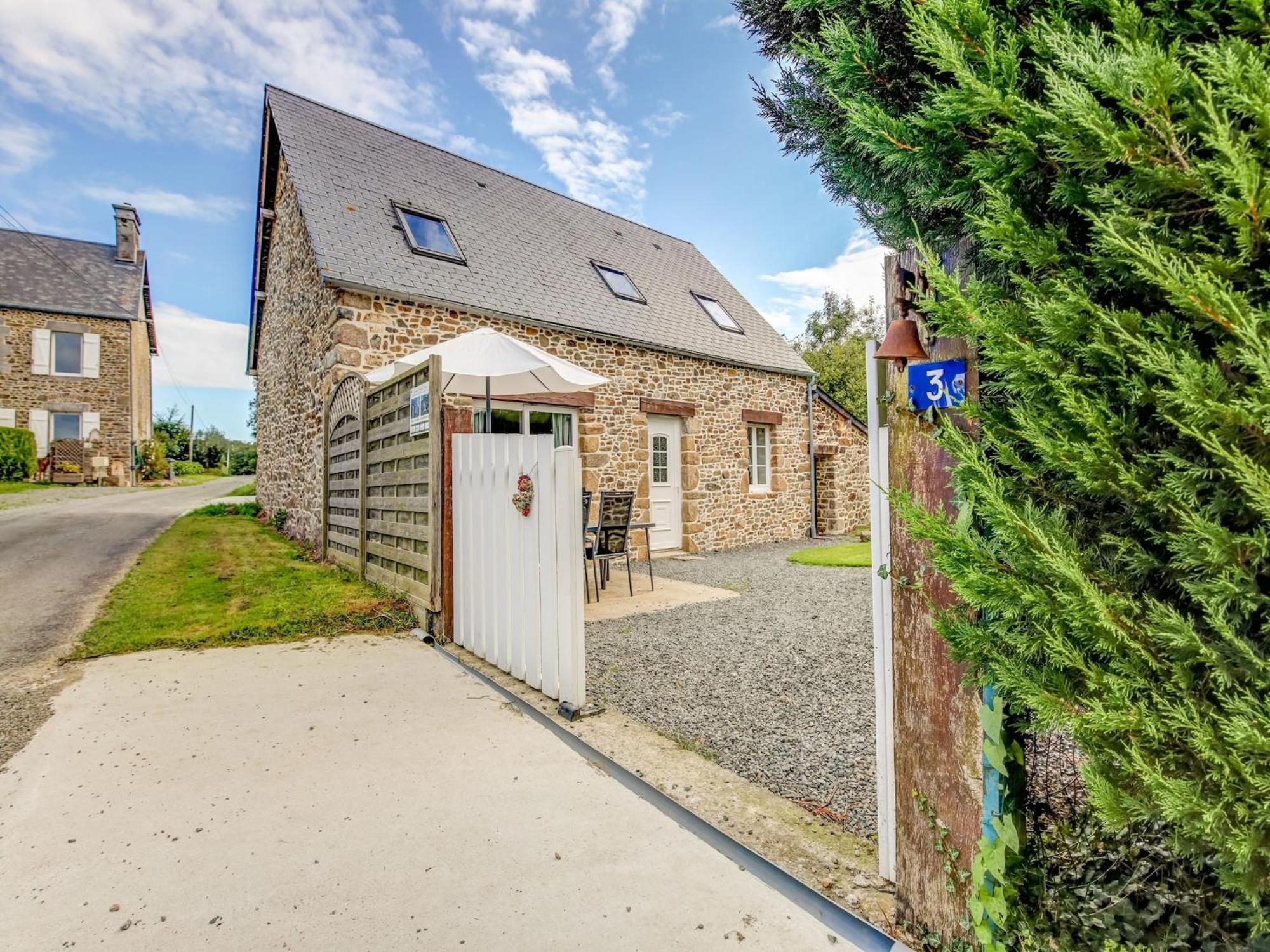 Holiday Home With Garden In Brainville Екстериор снимка