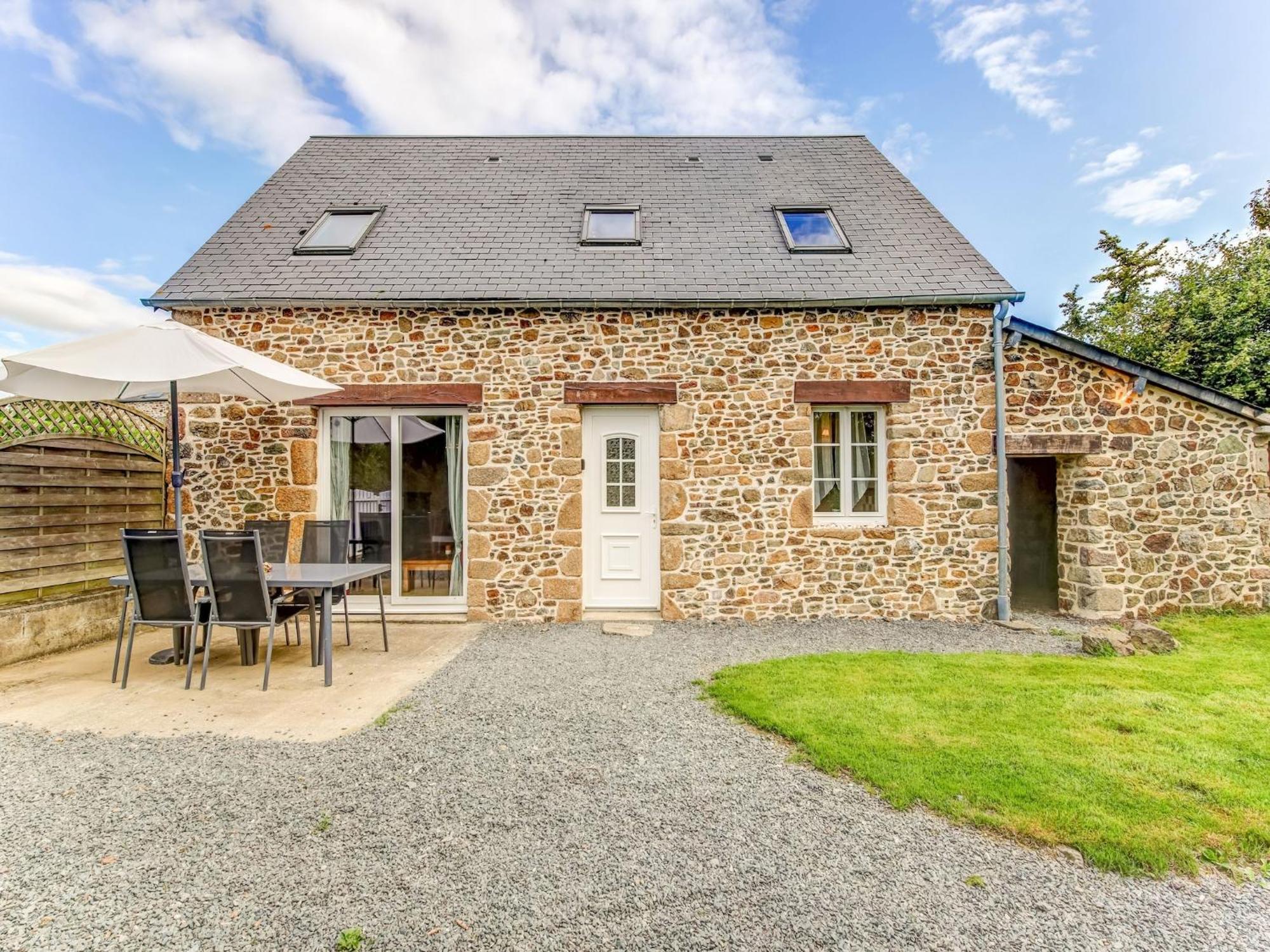 Holiday Home With Garden In Brainville Екстериор снимка