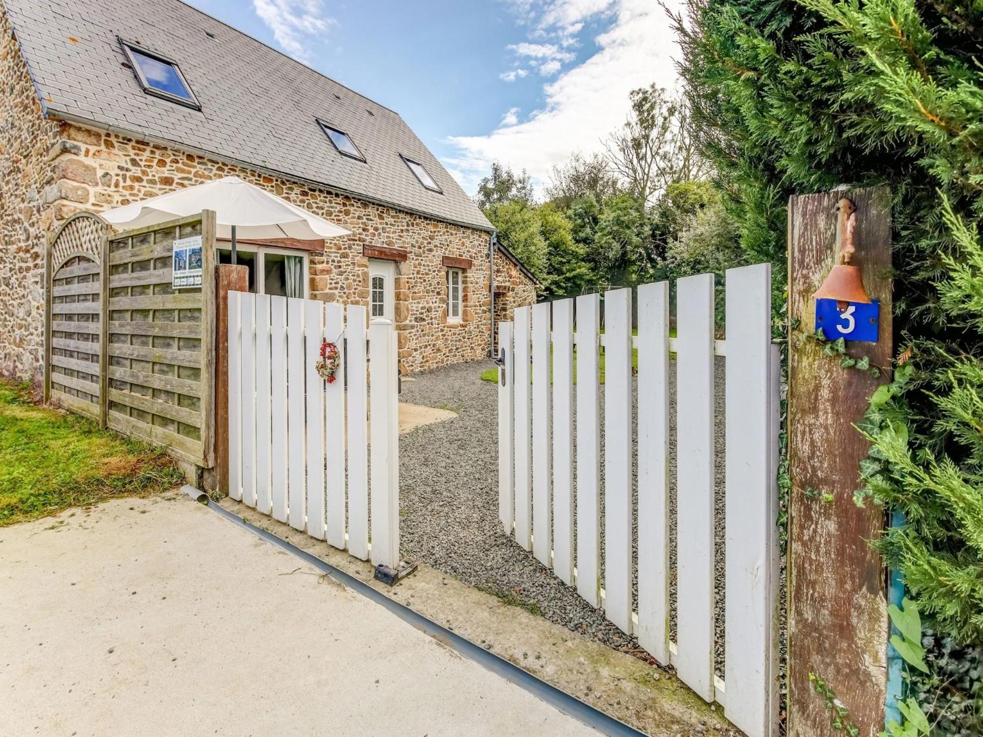 Holiday Home With Garden In Brainville Екстериор снимка