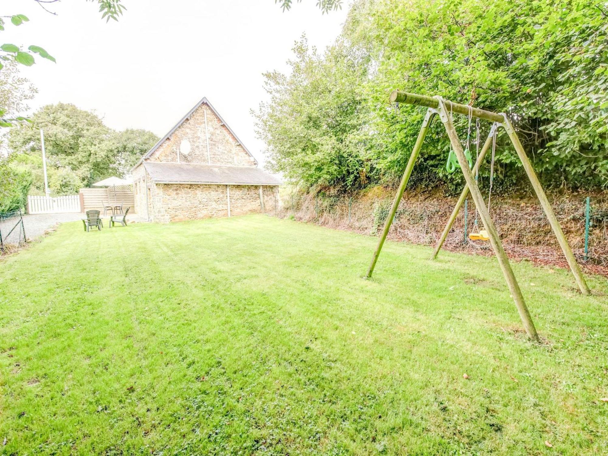 Holiday Home With Garden In Brainville Екстериор снимка