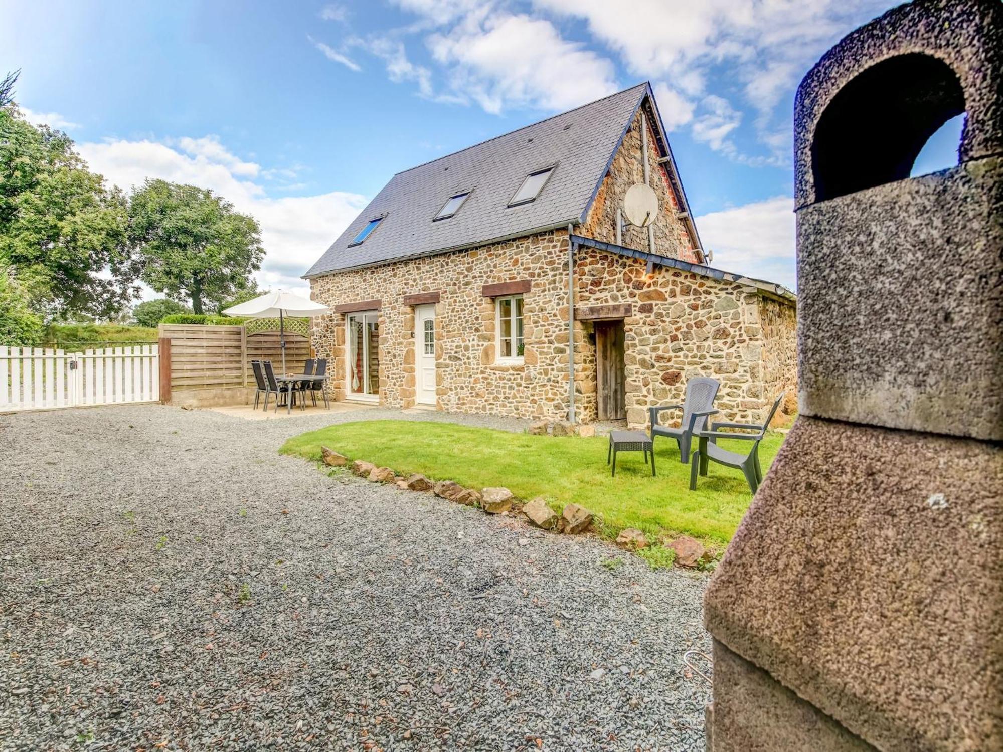 Holiday Home With Garden In Brainville Екстериор снимка