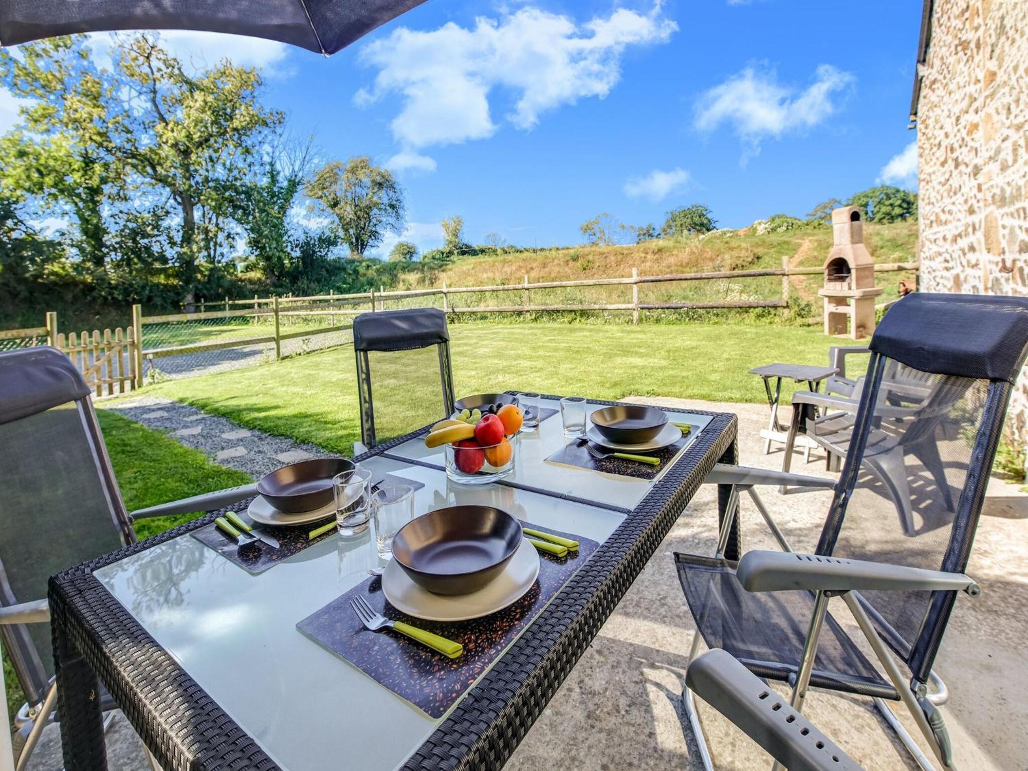 Holiday Home With Garden In Brainville Екстериор снимка
